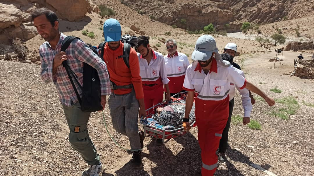 نجات زن گرفتار در ارتفاعات طبس با تلاش 6 ساعته امدادگران هلالاحمر